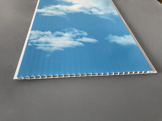 熱い青空および白い雲が付いている250の× 7mmの天井ポリ塩化ビニールのパネルを押します