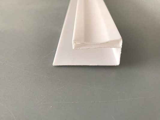 光沢のある印刷は防水紫外線保護プラスチックUチャンネルの突き出ました