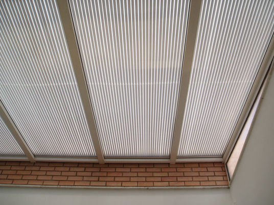 カスタマイズされた透明な波型ポリカーボネート屋根パネル Bayer / GE 素材 10 年保証 半透明ポリカーボネート屋根シート