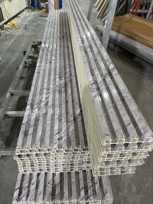 OEM PVC スラット アコースティック パネル 壁と天井のための装飾WPCパネル
