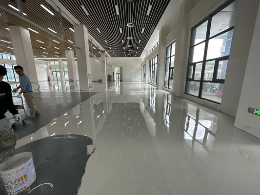 色とりどりのエポキシ砂塗装 安価な大理石効果の床 エポキシ樹脂の床ホーム 自転平準化床塗料 色の砂 ジム床のための良い選択