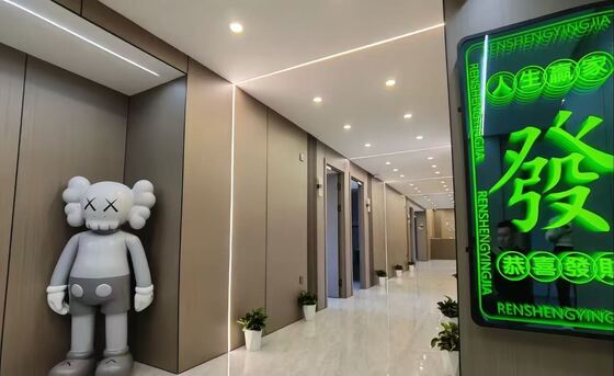 8mm 4フィート*8フィート 木製ビッグPVC壁パネル 屋内壁装飾用 炭素結晶シート