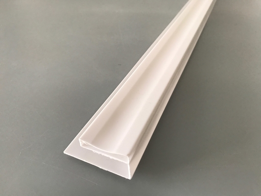 PVCパネル設置用PVCアクセサリー 白PVCプロファイル-U 光沢印刷 押出プラスチックUチャンネル 防水 UV保護