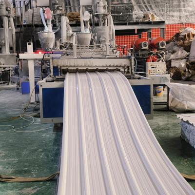 白 1130mm UPVC 屋根シート プラスチック屋根シート 断熱ソリューション 商業センターの屋根のニーズに合わせて調整